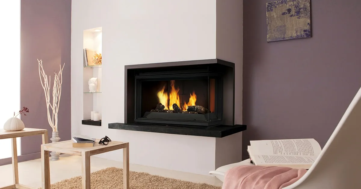 Cheminée qui fume à lintérieur dans un salon moderne et chaleureux, bois dans le feu.