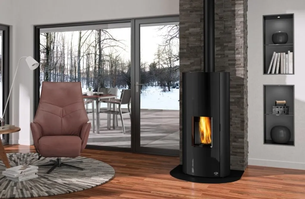 Installer un insert dans une cheminée ancienne, avec poêle moderne dans un salon lumineux et bois de chauffage visible.